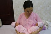 Vợ chồng đón song sinh sau 5 năm hiếm muộn Vợ chồng đón song sinh sau 5 năm hiếm muộn