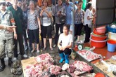 Đàm Vĩnh Hưng muốn mua hết thịt lợn của người phụ nữ bị hắt dầu luyn ở Hải Phòng Đàm Vĩnh Hưng muốn mua hết thịt lợn của người phụ nữ bị hắt dầu luyn ở Hải Phòng