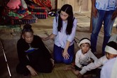 Mỹ Linh xuống núi, đến thăm các gia đình có người thân bị lũ cuốn trôi Mỹ Linh xuống núi, đến thăm các gia đình có người thân bị lũ cuốn trôi