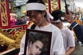 Đồng nghiệp khóc tiễn đưa diễn viên Nguyễn Hoàng trong ngày mưa bão Đồng nghiệp khóc tiễn đưa diễn viên Nguyễn Hoàng trong ngày mưa bão