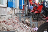 Hà Nội: Trót lấn chiếm vài bậc tam cấp, người dân giờ khổ vì "chiến dịch" đòi lại vỉa hè Hà Nội: Trót lấn chiếm vài bậc tam cấp, người dân giờ khổ vì "chiến dịch" đòi lại vỉa hè