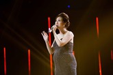 Lều Phương Anh hát trên sân khấu, xe cấp cứu chờ bên ngoài Lều Phương Anh hát trên sân khấu, xe cấp cứu chờ bên ngoài