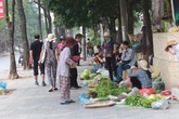Chiến dịch "đòi" vỉa hè ở Hà Nội "lung lay" vì chợ cóc, quán trà đá Chiến dịch "đòi" vỉa hè ở Hà Nội "lung lay" vì chợ cóc, quán trà đá
