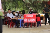 Ăn xin, hàng rong bủa vây ngôi chùa linh thiêng bậc nhất xứ Thanh Ăn xin, hàng rong bủa vây ngôi chùa linh thiêng bậc nhất xứ Thanh