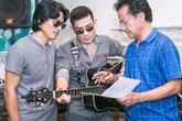 Danh ca Chế Linh đánh trống, hướng dẫn 2 con trai tập nhạc Danh ca Chế Linh đánh trống, hướng dẫn 2 con trai tập nhạc