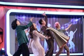 Hòa Minzy la hét thất thanh vì màn biểu diễn rùng rợn của người bí ẩn Hòa Minzy la hét thất thanh vì màn biểu diễn rùng rợn của người bí ẩn