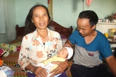 Chuyện nhặt được trẻ sơ sinh bỏ rơi: Niềm vui bất ngờ của vợ chồng hiếm muộn Chuyện nhặt được trẻ sơ sinh bỏ rơi: Niềm vui bất ngờ của vợ chồng hiếm muộn