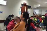 Trẻ, già ồ ạt... nhập viện vì rét đậm, rét hại Trẻ, già ồ ạt... nhập viện vì rét đậm, rét hại