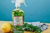 Quên mấy lọ tẩy rửa sặc mùi hóa chất đi, 7 dung dịch từ dấm trắng sẽ giúp nhà bạn trắng sạch tinh tươm Quên mấy lọ tẩy rửa sặc mùi hóa chất đi, 7 dung dịch từ dấm trắng sẽ giúp nhà bạn trắng sạch tinh tươm