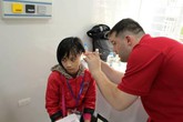 Tặng 400 máy trợ thính cho bệnh nhân khiếm thính Tặng 400 máy trợ thính cho bệnh nhân khiếm thính