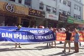 Giữa nắng gắt, cư dân căng băng rôn đòi Tập đoàn Mường Thanh cấp nước Giữa nắng gắt, cư dân căng băng rôn đòi Tập đoàn Mường Thanh cấp nước