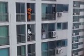 Lính cứu hoả tung cước cứu cô gái định nhảy lầu tự tử Lính cứu hoả tung cước cứu cô gái định nhảy lầu tự tử
