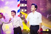 Mạnh Quỳnh đắm đuối ngắm Phương Trinh Jolie hát Mạnh Quỳnh đắm đuối ngắm Phương Trinh Jolie hát