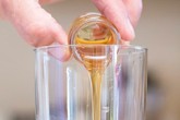 Nếu bạn uống mật ong kiểu này không khác nào tự đầu độc chính mình Nếu bạn uống mật ong kiểu này không khác nào tự đầu độc chính mình