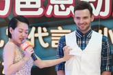 Không chỉ nam MC mà nữ MC cũng "tranh thủ" sàm sỡ khách mời ngay trên sóng truyền hình Không chỉ nam MC mà nữ MC cũng "tranh thủ" sàm sỡ khách mời ngay trên sóng truyền hình