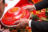Mẹ chồng làm rơi mâm lễ, quay mặt đi khi vừa gặp thông gia Mẹ chồng làm rơi mâm lễ, quay mặt đi khi vừa gặp thông gia