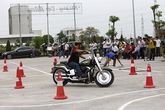 Xem các biker cưỡi mô tô khủng luyện tay lái Xem các biker cưỡi mô tô khủng luyện tay lái