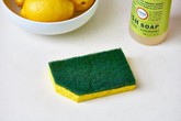 Bạn có biết vì sao nên cắt một góc của miếng rửa bát? Bạn có biết vì sao nên cắt một góc của miếng rửa bát?