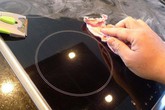 Mách nhỏ mẹo vệ sinh mặt bếp từ, bếp hồng ngoại luôn sạch bóng như mới mà không bị xước Mách nhỏ mẹo vệ sinh mặt bếp từ, bếp hồng ngoại luôn sạch bóng như mới mà không bị xước