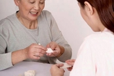 Ngày đi lấy chồng, mẹ dặn con "Muốn hạnh phúc, đừng sống như mẹ, đừng hy sinh vì chồng..." Ngày đi lấy chồng, mẹ dặn con "Muốn hạnh phúc, đừng sống như mẹ, đừng hy sinh vì chồng..."