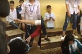 Bất ngờ trước nguyên nhân nữ sinh bị túm tóc, đạp vào đầu ở Yên Bái Bất ngờ trước nguyên nhân nữ sinh bị túm tóc, đạp vào đầu ở Yên Bái