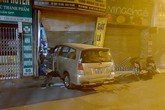 Nửa đêm, xế hộp lấy đà ủi nát cửa nhà hàng xóm Nửa đêm, xế hộp lấy đà ủi nát cửa nhà hàng xóm