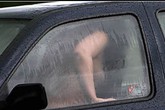 Bắt quả tang chồng "mây mưa" trong ô tô, vợ dùng cành cây đánh vào mông nhân tình Bắt quả tang chồng "mây mưa" trong ô tô, vợ dùng cành cây đánh vào mông nhân tình