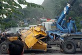 Quảng Ninh: Xe container lật nhào, tài xế nguy kịch Quảng Ninh: Xe container lật nhào, tài xế nguy kịch