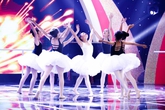 Ốc Thanh Vân cúi đầu cảm ơn cô bé 10 tuổi vì múa ballet xúc động Ốc Thanh Vân cúi đầu cảm ơn cô bé 10 tuổi vì múa ballet xúc động