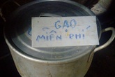 Phòng trọ 15.000 đồng có điều hòa, wifi của ông Hiệp "khùng" có thêm gạo miễn phí Phòng trọ 15.000 đồng có điều hòa, wifi của ông Hiệp "khùng" có thêm gạo miễn phí