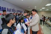 600 suất học bổng cho học sinh nghèo vượt khó và có thành tích học tập tốt 600 suất học bổng cho học sinh nghèo vượt khó và có thành tích học tập tốt