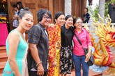 Cuộc đời ca sĩ tình nguyện trông đền thờ Tổ cho Hoài Linh Cuộc đời ca sĩ tình nguyện trông đền thờ Tổ cho Hoài Linh