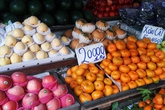 Sài Gòn: Trái cây, bánh kẹo Trung Quốc ùn ùn đổ về chợ cận Tết Sài Gòn: Trái cây, bánh kẹo Trung Quốc ùn ùn đổ về chợ cận Tết