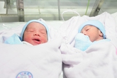 Nét đáng yêu cặp song sinh lúc 0h giao thừa xuân Đinh Dậu Nét đáng yêu cặp song sinh lúc 0h giao thừa xuân Đinh Dậu