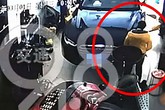 Bà mẹ vào xưởng ôtô sinh con trong 30 giây rồi bỏ đi Bà mẹ vào xưởng ôtô sinh con trong 30 giây rồi bỏ đi