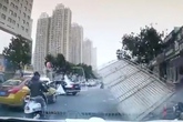 Đang đi xe máy bị biển quảng cáo rơi trúng người Đang đi xe máy bị biển quảng cáo rơi trúng người