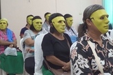 Phát mặt nạ cho bệnh nhân... khám phụ khoa Phát mặt nạ cho bệnh nhân... khám phụ khoa