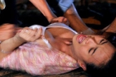 Cô gái trẻ bị nhóm yêu râu xanh cưỡng hiếp rồi đập vỡ đầu Cô gái trẻ bị nhóm yêu râu xanh cưỡng hiếp rồi đập vỡ đầu