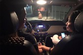 Chuyện làm dịu lòng ngày nắng nóng: Chồng chạy Grab đưa vợ đi cùng, khách nữ lạc lõng ngồi ghế sau Chuyện làm dịu lòng ngày nắng nóng: Chồng chạy Grab đưa vợ đi cùng, khách nữ lạc lõng ngồi ghế sau