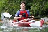 Thủ tướng Canada chèo kayak tới nói chuyện với người dân Thủ tướng Canada chèo kayak tới nói chuyện với người dân