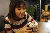 Nở rộ dịch vụ in hình chân dung lên ly cà phê Nở rộ dịch vụ in hình chân dung lên ly cà phê