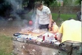 Mở tiệc thịt nướng BBQ trên mộ đá Mở tiệc thịt nướng BBQ trên mộ đá