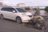Ôtô lấn trái tông liên tiếp 3 xe máy, một người thiệt mạng Ôtô lấn trái tông liên tiếp 3 xe máy, một người thiệt mạng