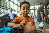 Bố mẹ bỏ đi, cậu bé 7 tuổi một mình chăm chị gái đau bệnh nói một lời mà ai nghe thấy cũng phải rơi nước mắt Bố mẹ bỏ đi, cậu bé 7 tuổi một mình chăm chị gái đau bệnh nói một lời mà ai nghe thấy cũng phải rơi nước mắt