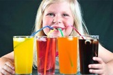 Chuyên gia Úc, Mỹ khuyên không nên cho trẻ uống nước trái cây, bác sĩ Việt nói gì? Chuyên gia Úc, Mỹ khuyên không nên cho trẻ uống nước trái cây, bác sĩ Việt nói gì?