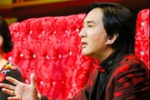 Kim Tử Long: 'Khán giả doạ đập đồ nên tôi từng phải đi hát trong ngày đám tang mẹ' Kim Tử Long: 'Khán giả doạ đập đồ nên tôi từng phải đi hát trong ngày đám tang mẹ'