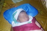 Bé trai sơ sinh bị bỏ rơi khi bão chuẩn bị đổ bộ Bé trai sơ sinh bị bỏ rơi khi bão chuẩn bị đổ bộ
