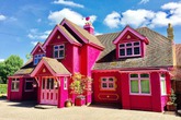 Tuy rất nhiều chị em yêu màu hồng nhưng không phải ai cũng đủ can đảm sơn nhà hồng rực thế này Tuy rất nhiều chị em yêu màu hồng nhưng không phải ai cũng đủ can đảm sơn nhà hồng rực thế này