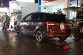 Xe “điên” kéo lê phụ nữ cả km dưới gầm Xe “điên” kéo lê phụ nữ cả km dưới gầm