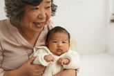Mặc tôi góp ý, mẹ chồng tôi vẫn đưa muỗng cháo vào miệng bà rồi bón cho con tôi ăn Mặc tôi góp ý, mẹ chồng tôi vẫn đưa muỗng cháo vào miệng bà rồi bón cho con tôi ăn